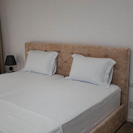 Riviera Hotel-City Center Vlorë Esterno foto