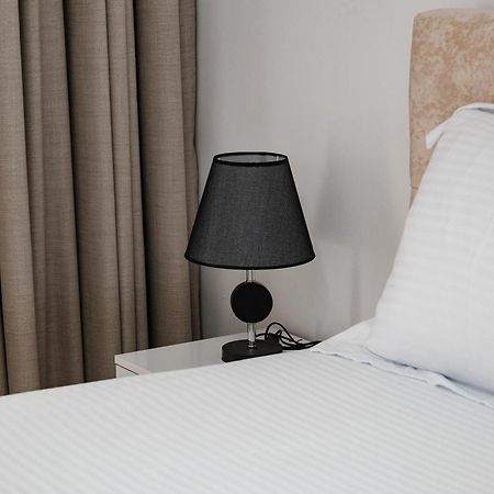 Riviera Hotel-City Center Vlorë Esterno foto