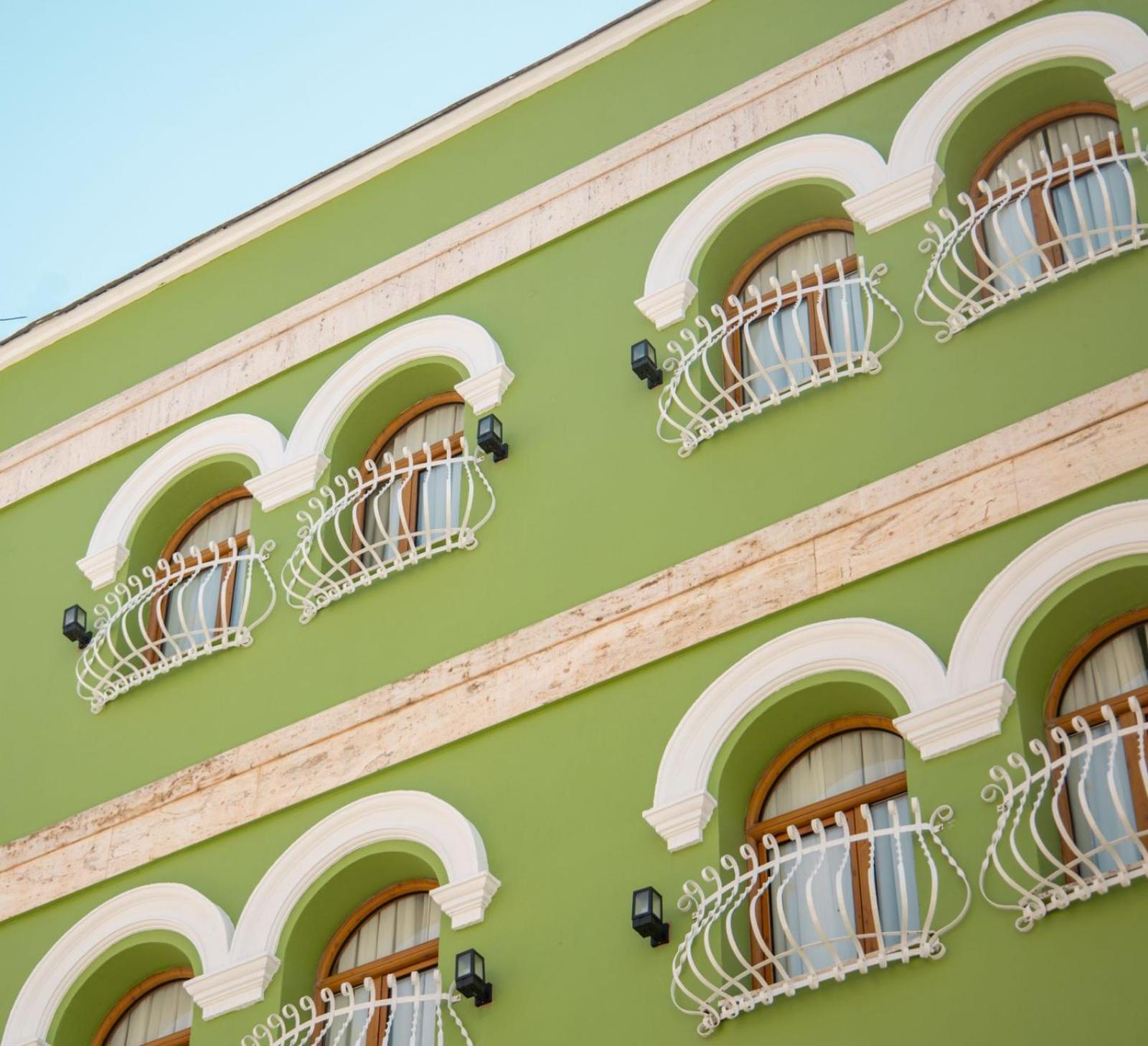 Riviera Hotel-City Center Vlorë Esterno foto