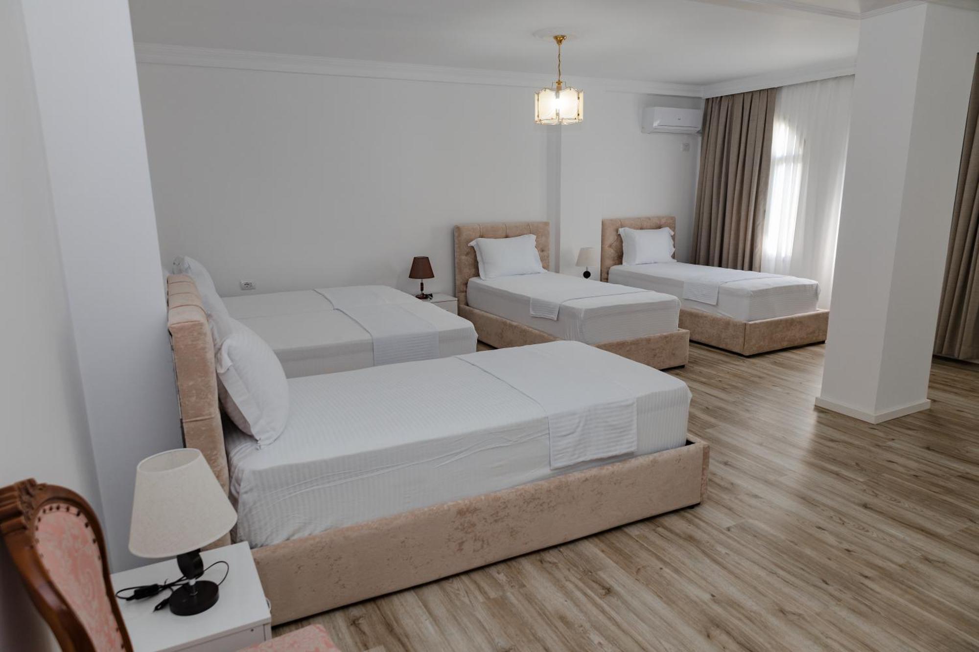 Riviera Hotel-City Center Vlorë Esterno foto