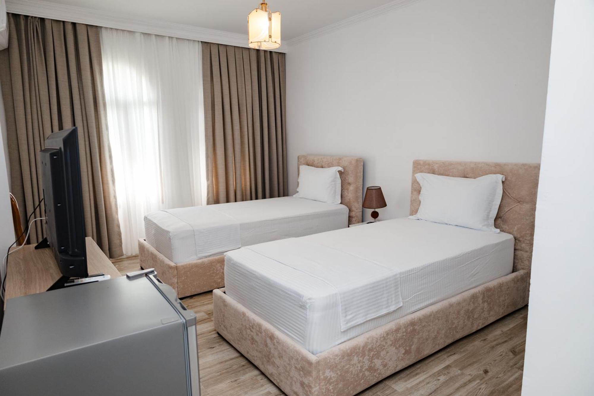 Riviera Hotel-City Center Vlorë Esterno foto