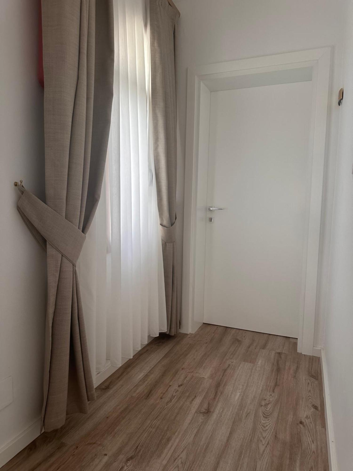Riviera Hotel-City Center Vlorë Esterno foto